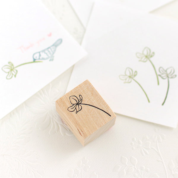 ハンドメイド／刺繍生地「クローバーとシロツメクサの小さなリース 